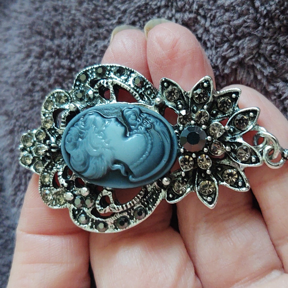Elegant Blue Cameo Brooch - Picture 3 of 3
